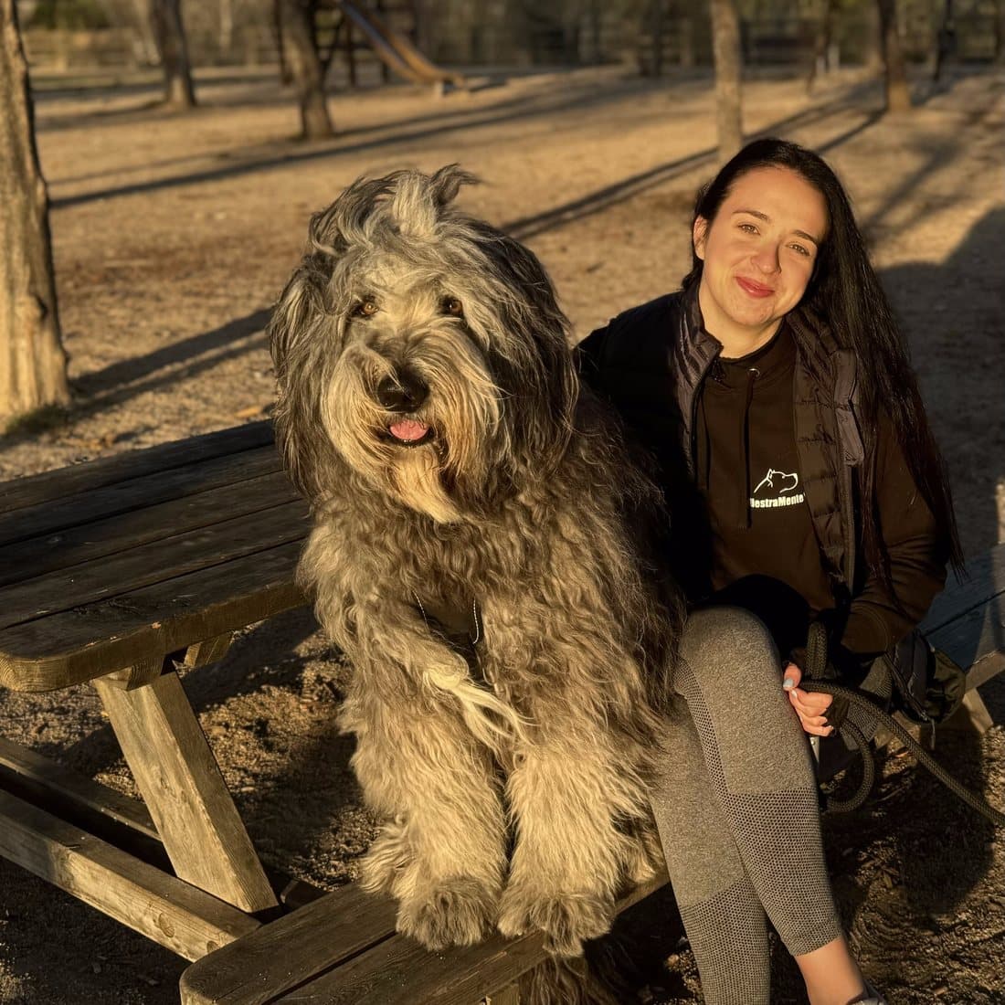 Paula Cebrián junto a su perro Kooper