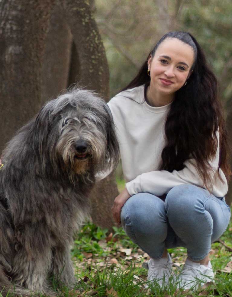 Paula Cebrián junto a su perro Kooper