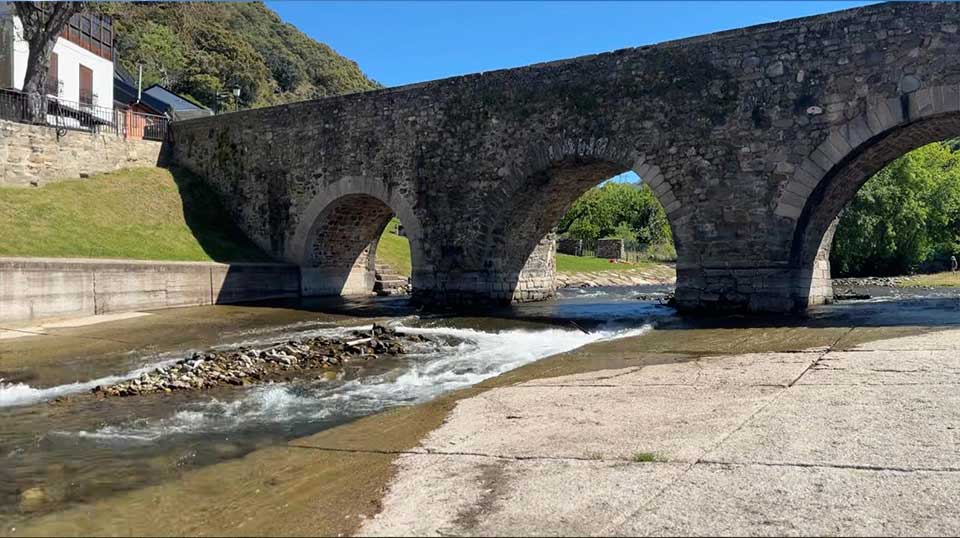 el puente romano en molinaseca